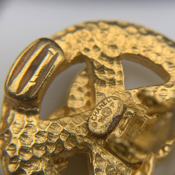 CHANEL 24K Vintage CC Gold Plated Clip-On Round Medallion Logo Earrings 1996 96P - Picture 7 of 16